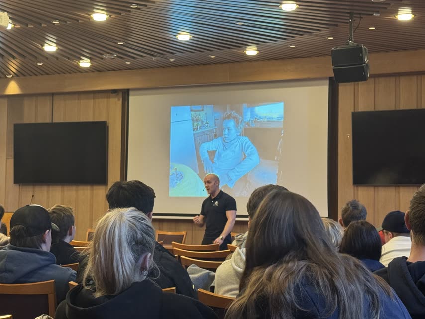 Et glimt fra foredragsdagen – scene og sal.