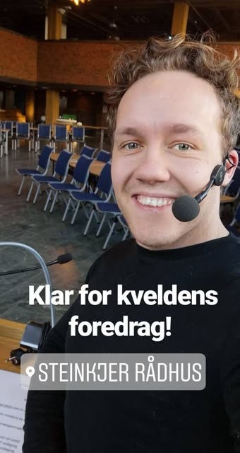 Et glimt fra foredragsdagen – scene og sal.