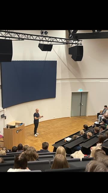 Et glimt fra foredragsdagen – scene og sal.