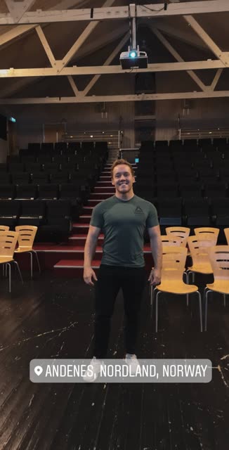 Et glimt fra foredragsdagen – scene og sal.