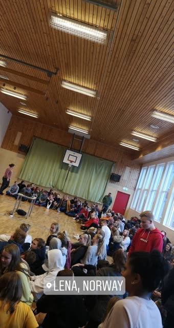 Et glimt fra foredragsdagen – scene og sal.