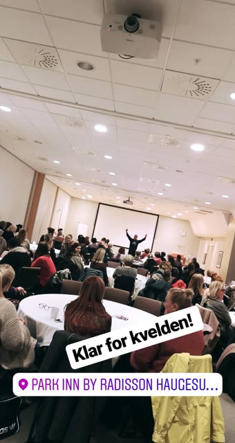 Et glimt fra foredragsdagen – scene og sal.