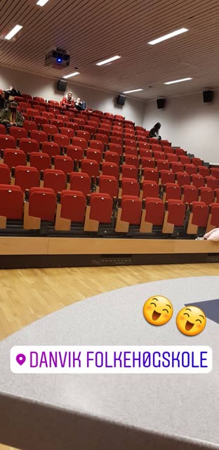 Et glimt fra foredragsdagen – scene og sal.
