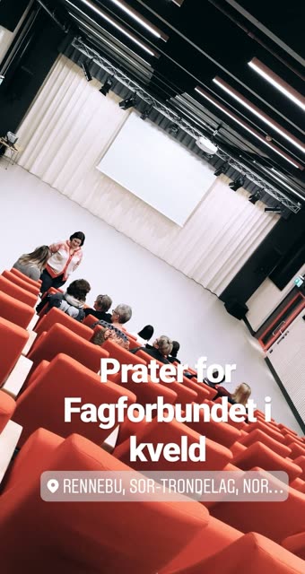 Et glimt fra foredragsdagen – scene og sal.