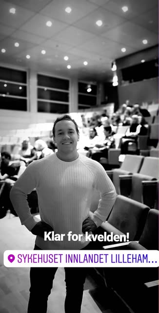 Et glimt fra foredragsdagen – scene og sal.