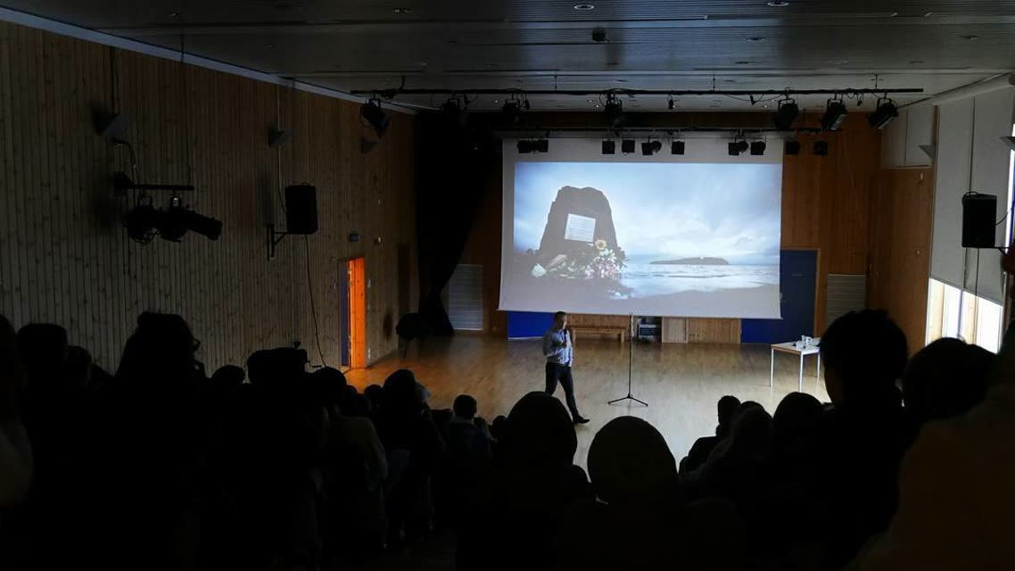 Et glimt fra foredragsdagen – scene og sal.