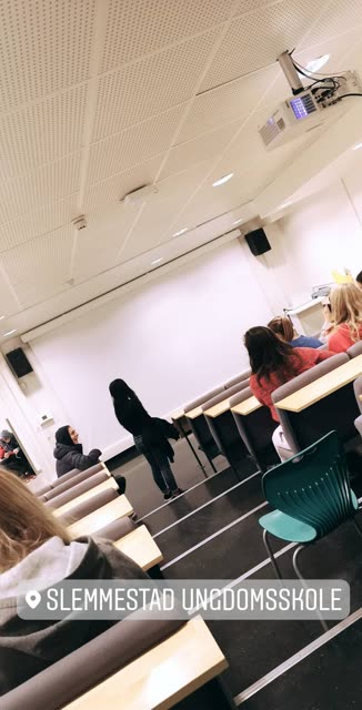 Et glimt fra foredragsdagen – scene og sal.
