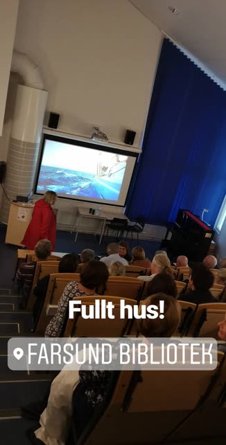 Et glimt fra foredragsdagen – scene og sal.