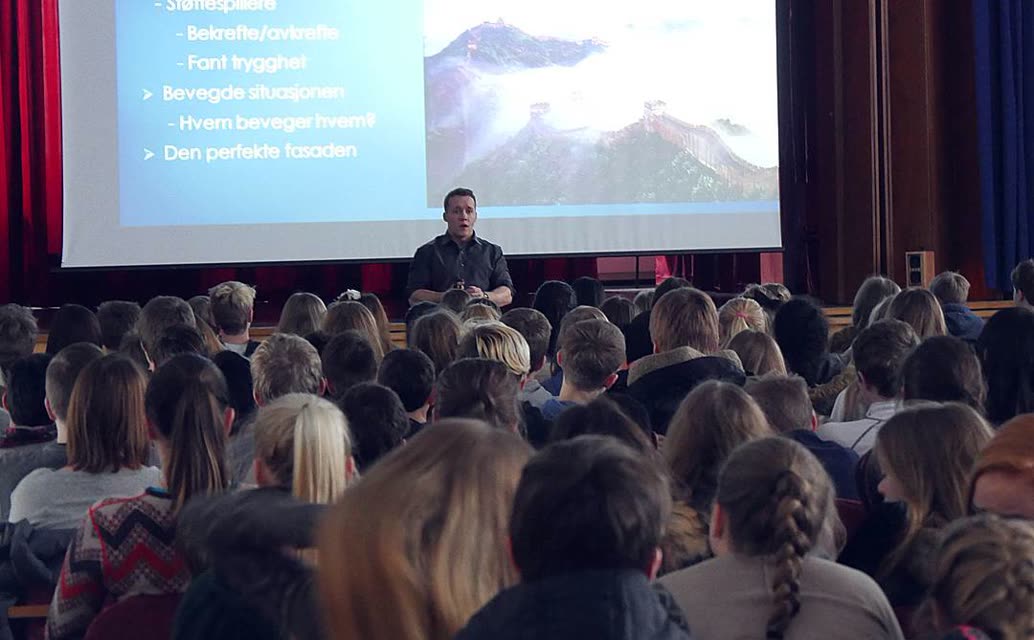 Et glimt fra foredragsdagen – scene og sal.
